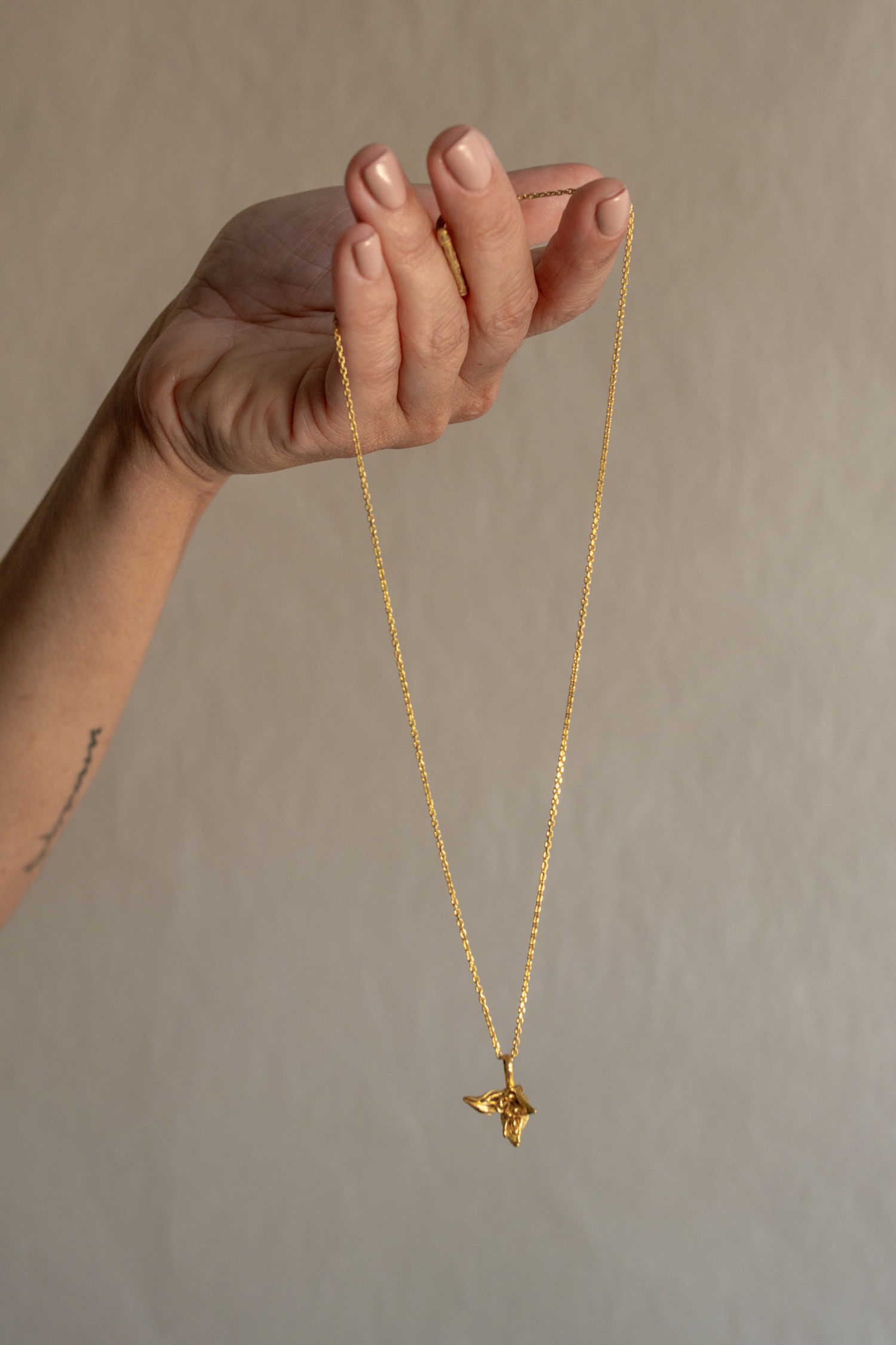 Colgante dorado Herba - Tita Cardemil