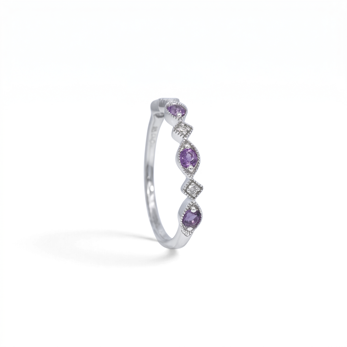 Anillo cintillo Sophia Schneider Joyas de plata 925 con amatistas y pequeños diamantes en engaste detallado
