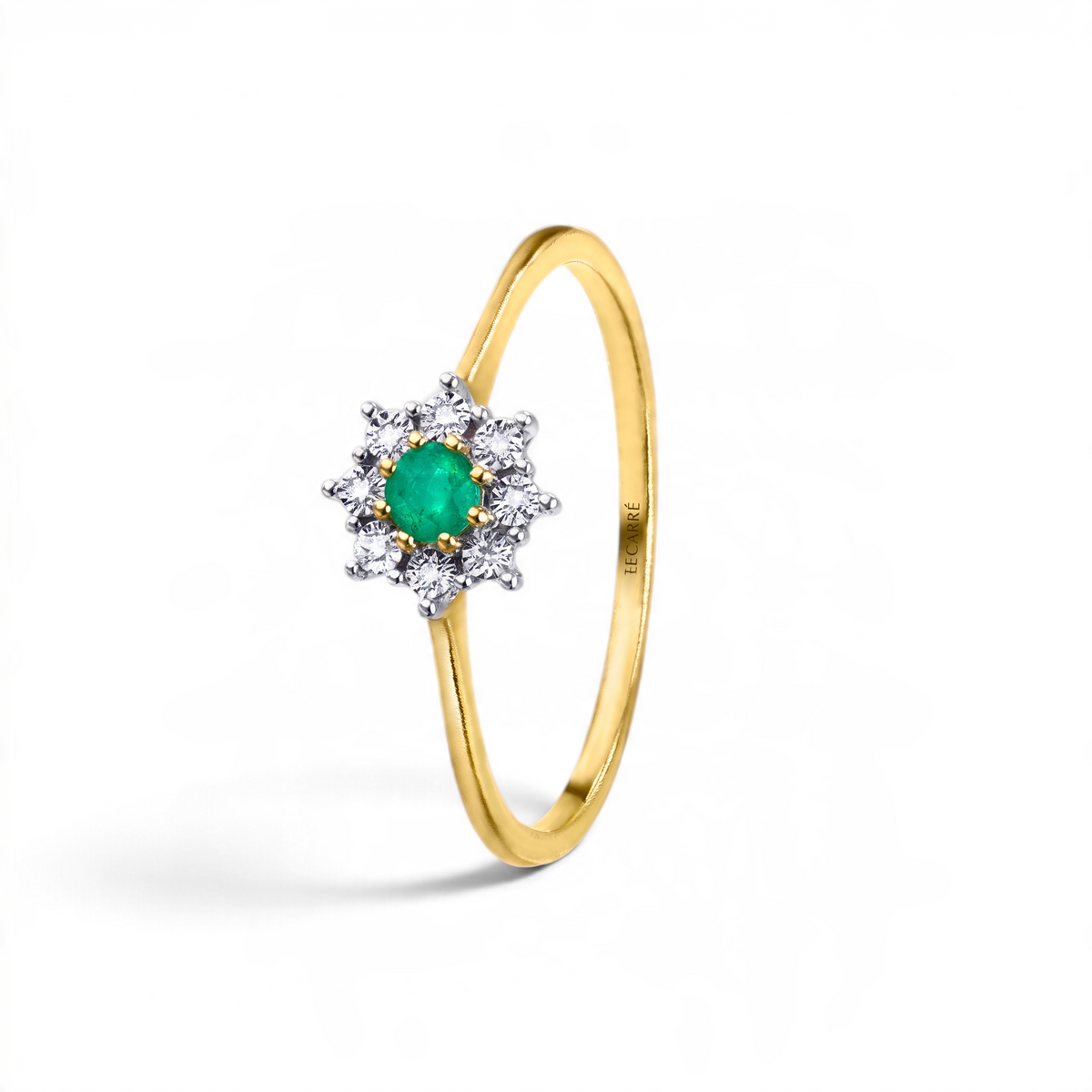 Anillo Sophia Schneider Joyas de oro amarillo 18K con esmeralda central redonda y halo de diamantes brillantes