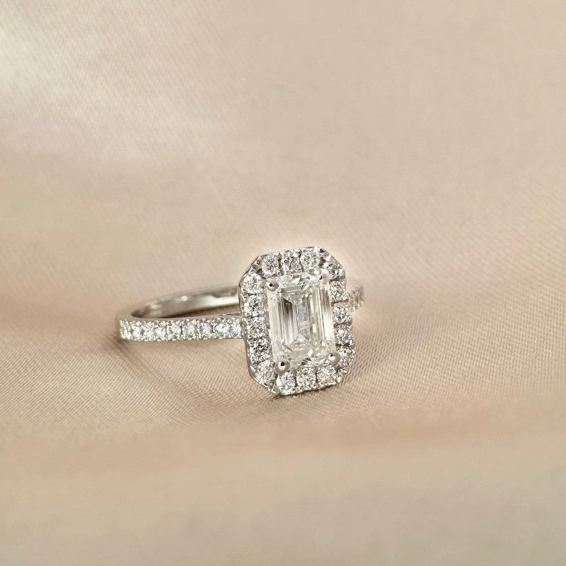 Anillo Solitario Diamante Lab 1,09 ct Corte Esmeralda Halo en Oro blanco 18K