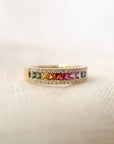 Anillo cintillo con zafiros rainbow y diamantes