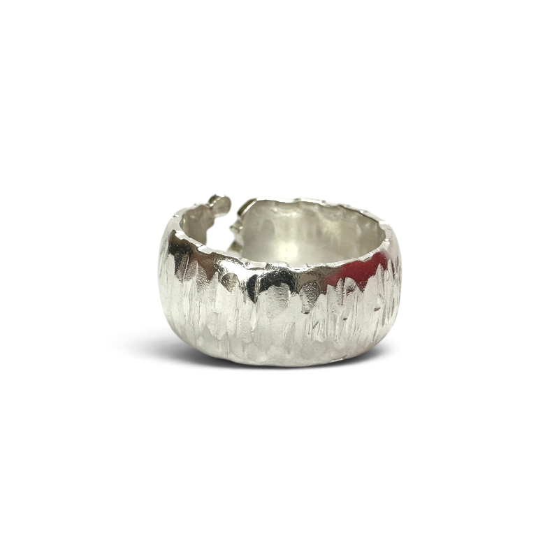 Anillo banda ajustable de plata con textura irregular de Sophia Schneider Joyas