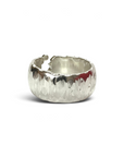 Anillo banda ajustable de plata con textura irregular de Sophia Schneider Joyas