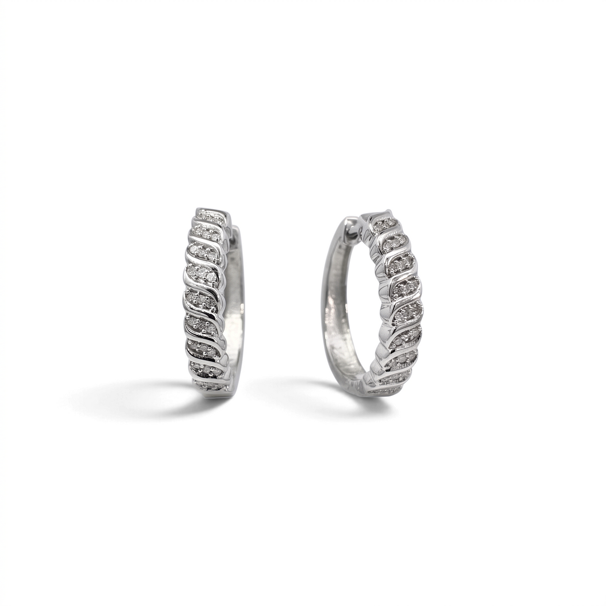 Aros argollas trenzadas de plata 925 con diamantes corte brillante de 0,17 ct de Sophia Schneider Joyas