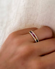 Anillo cintillo con zafiros rainbow y diamantes