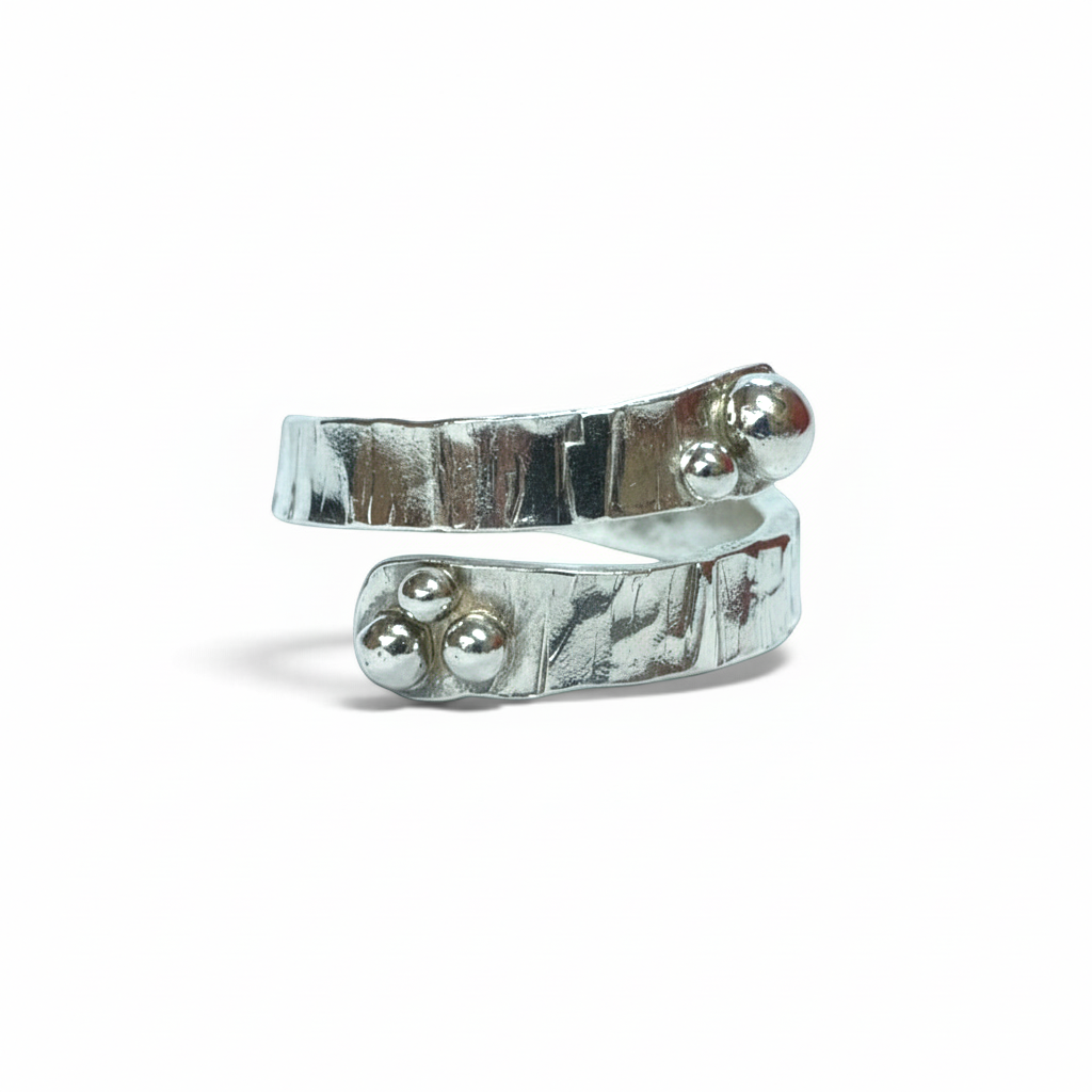 Anillo banda espiral de plata ajustable con textura rústica y detalles de esferas de Sophia Schneider Joyas