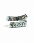 Anillo banda espiral de plata ajustable con textura rústica y detalles de esferas de Sophia Schneider Joyas