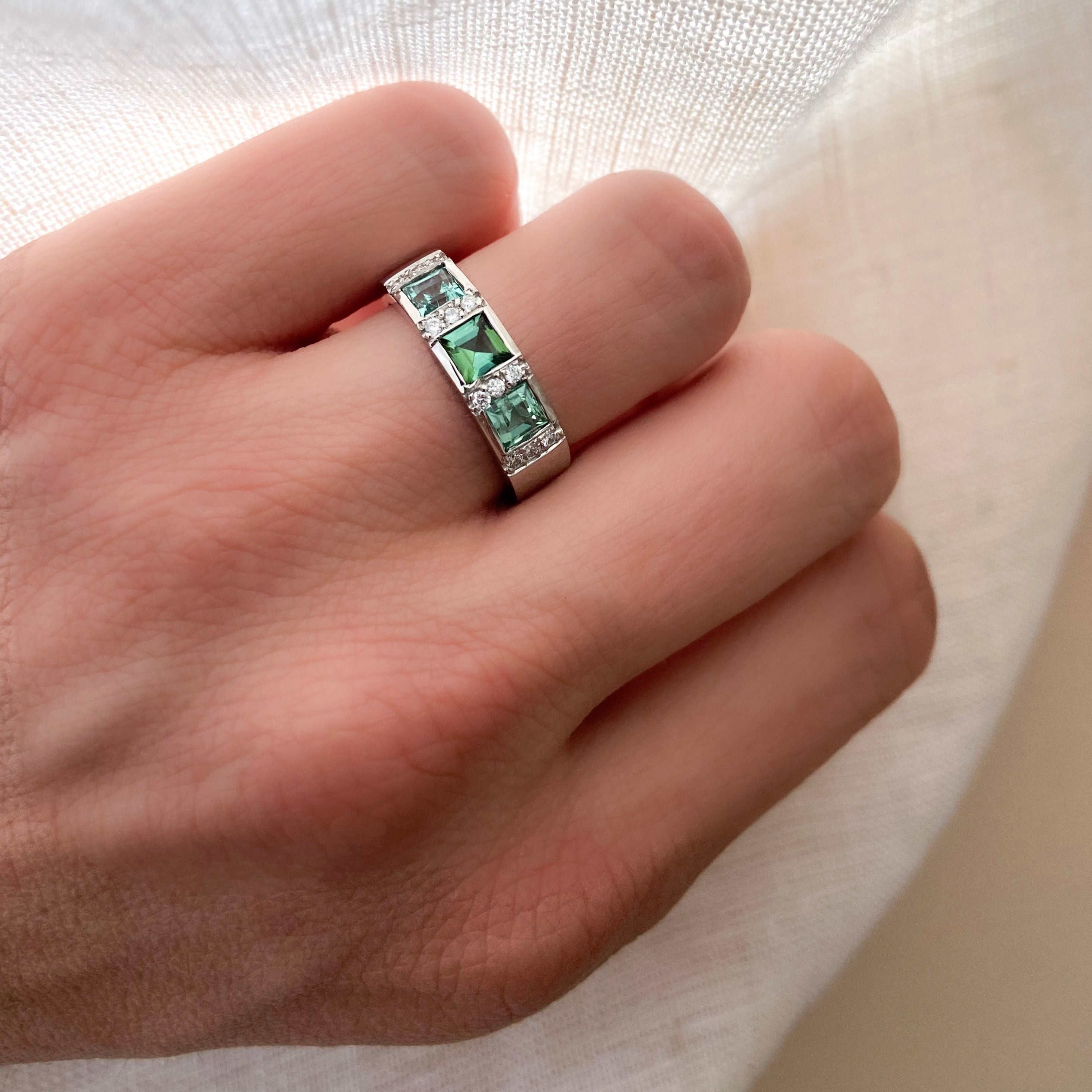 Anillo Cintillo Diamante y Turmalinas