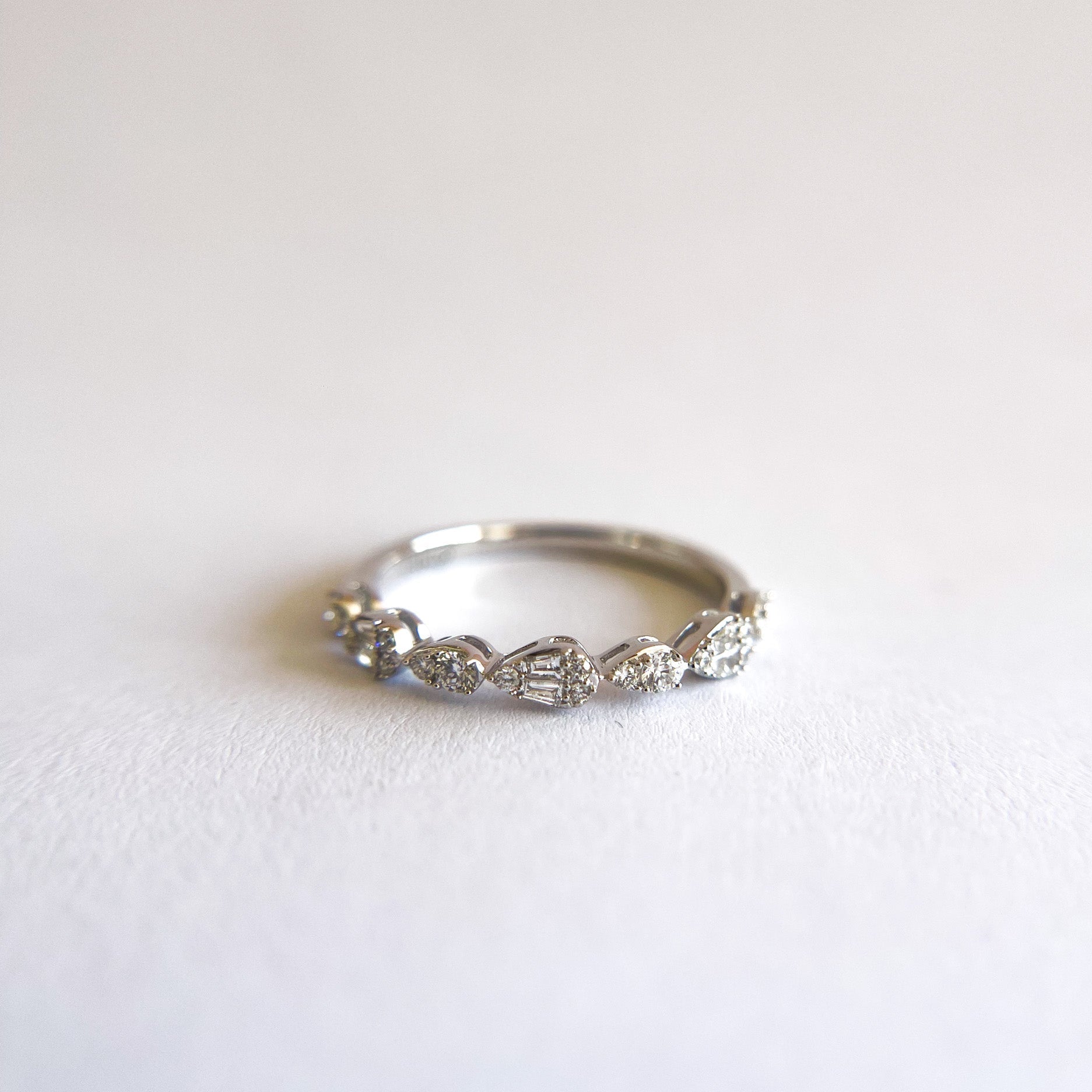 Anillo Cintillo Diamantes Grifa Drops Oro 14K