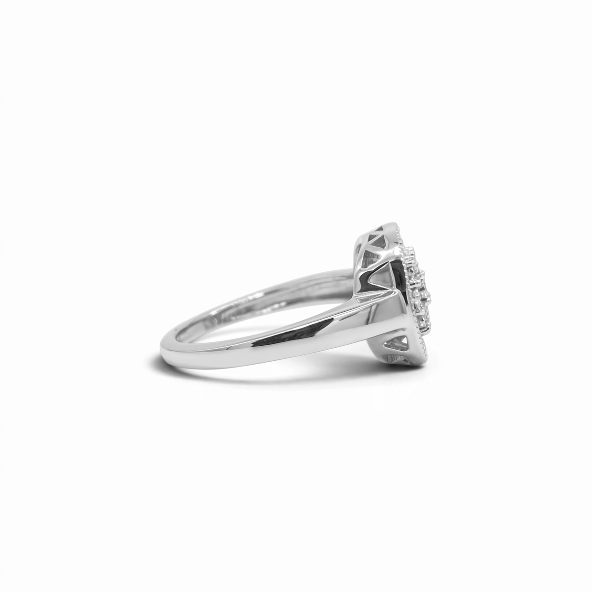 Anillo solitario halo cuadrado de plata 925 con diamantes de 0,10 ct de Sophia Schneider Joyas, vista lateral