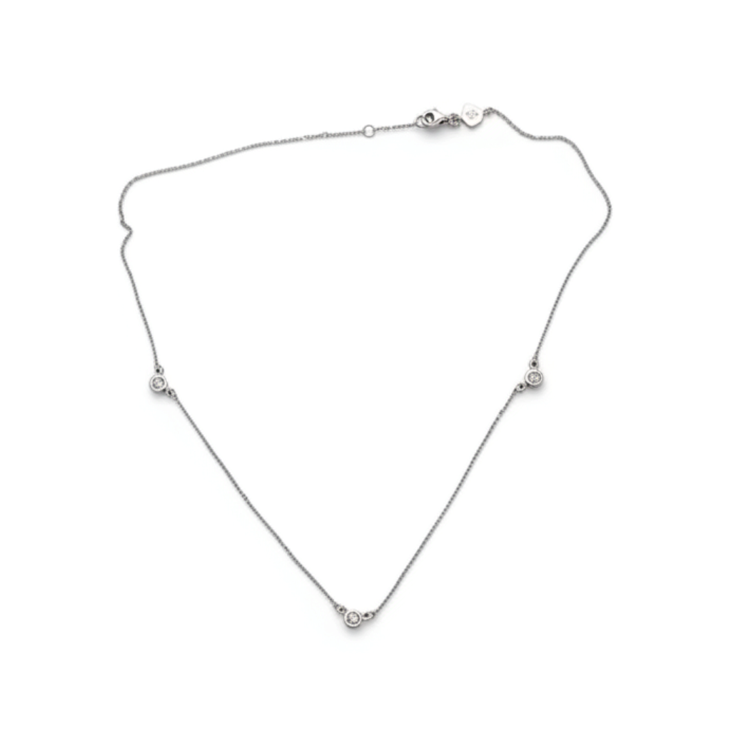 Collar Sophia Schneider Joyas de plata 925 con tres diamantes en engaste bisel y cadena fina de 42 cm