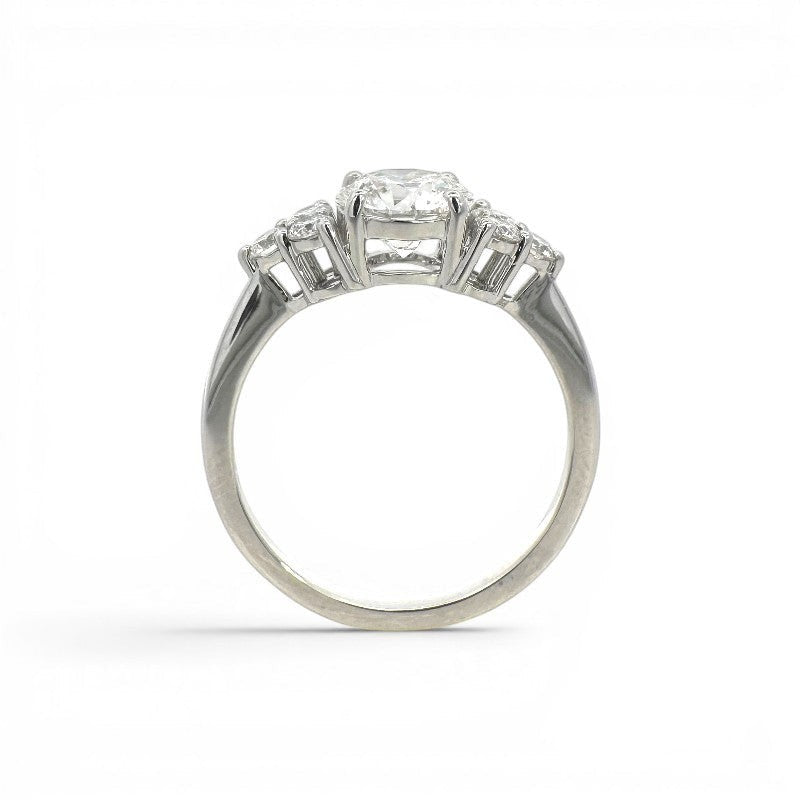 Anillo Solitario Diamante Lab 1,06 ct y trio brillantes Oro blanco 18K