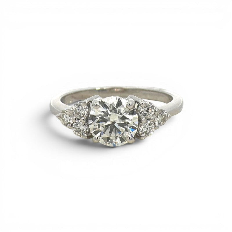 Anillo Solitario Diamante Lab 1,06 ct y trio brillantes Oro blanco 18K