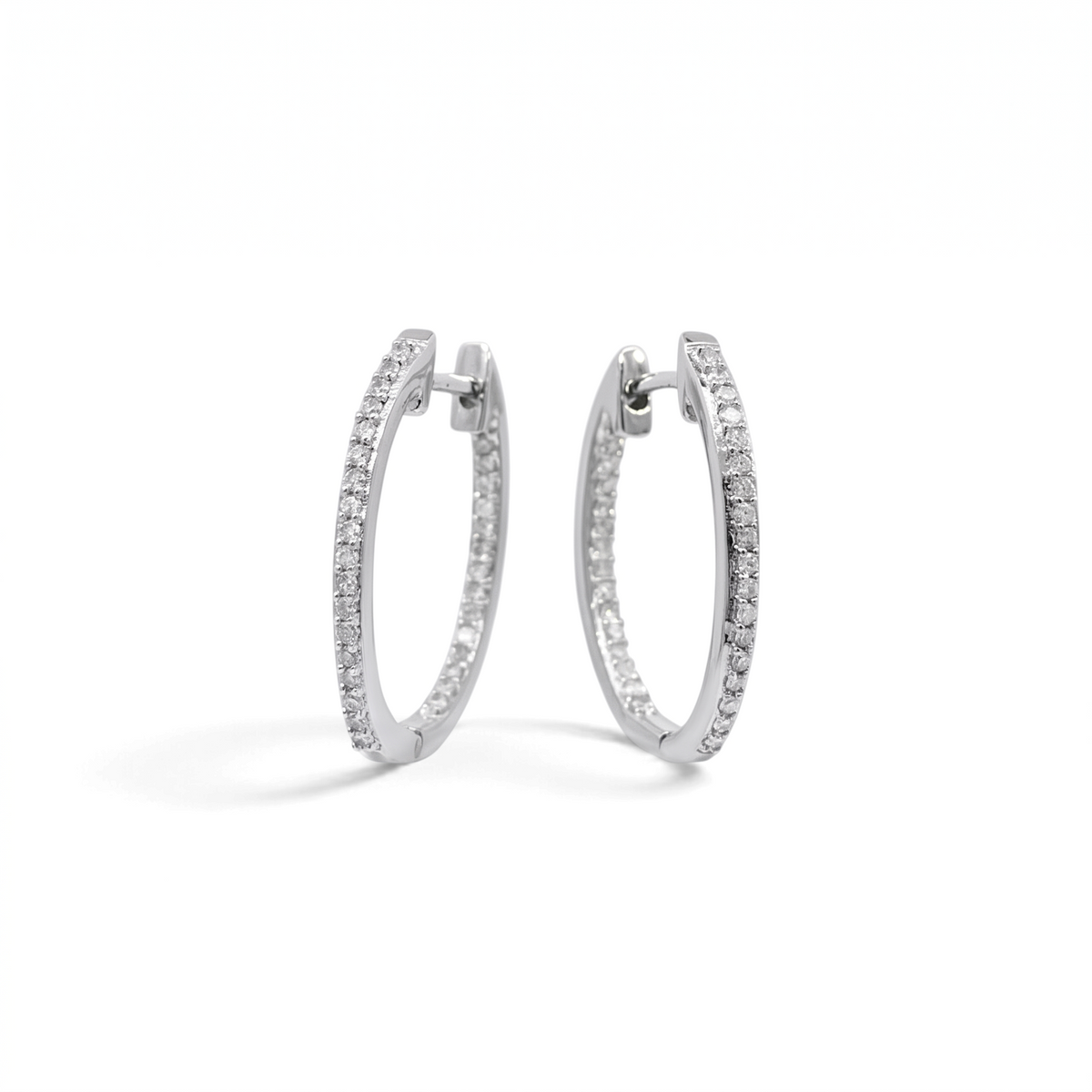 Aros argollas in-out de Sophia Schneider Joyas en plata 925 con diamantes corte brillante de 0,25 ct