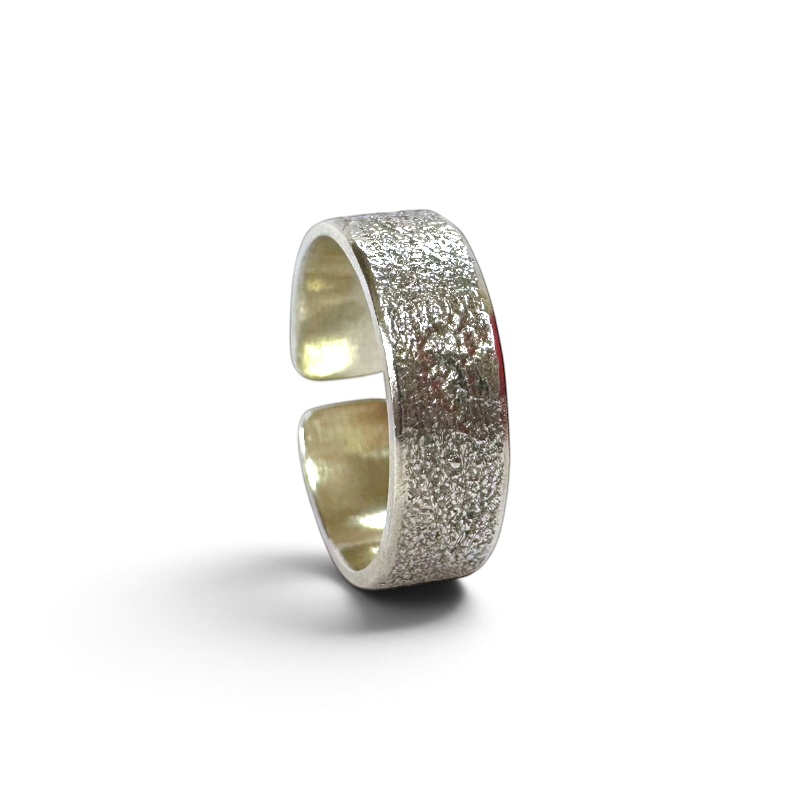 Anillo banda ajustable de 7 mm con textura rugosa y bordes lisos en plata de Sophia Schneider Joyas