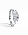 Anillo tricillo Sophia Schneider Joyas de platino con tres diamantes de laboratorio corte esmeralda de 2,18 ct