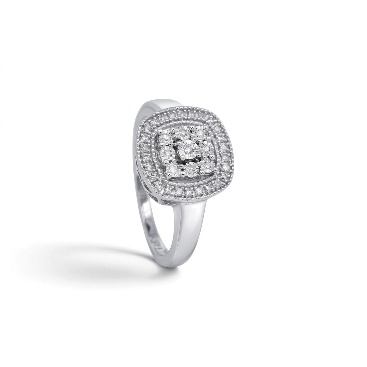 Anillo solitario halo cuadrado de Sophia Schneider Joyas en plata 925 con diamantes de 0,10 ct corte brillante.