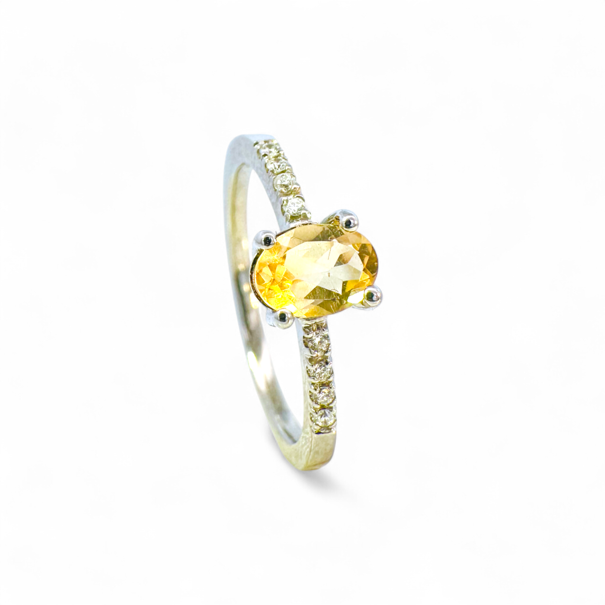 Anillo solitario citrino oval y brillantes