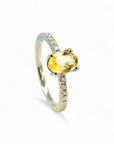 Anillo solitario citrino oval y brillantes