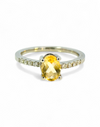 Anillo solitario citrino oval y brillantes