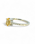 Anillo solitario citrino oval y brillantes