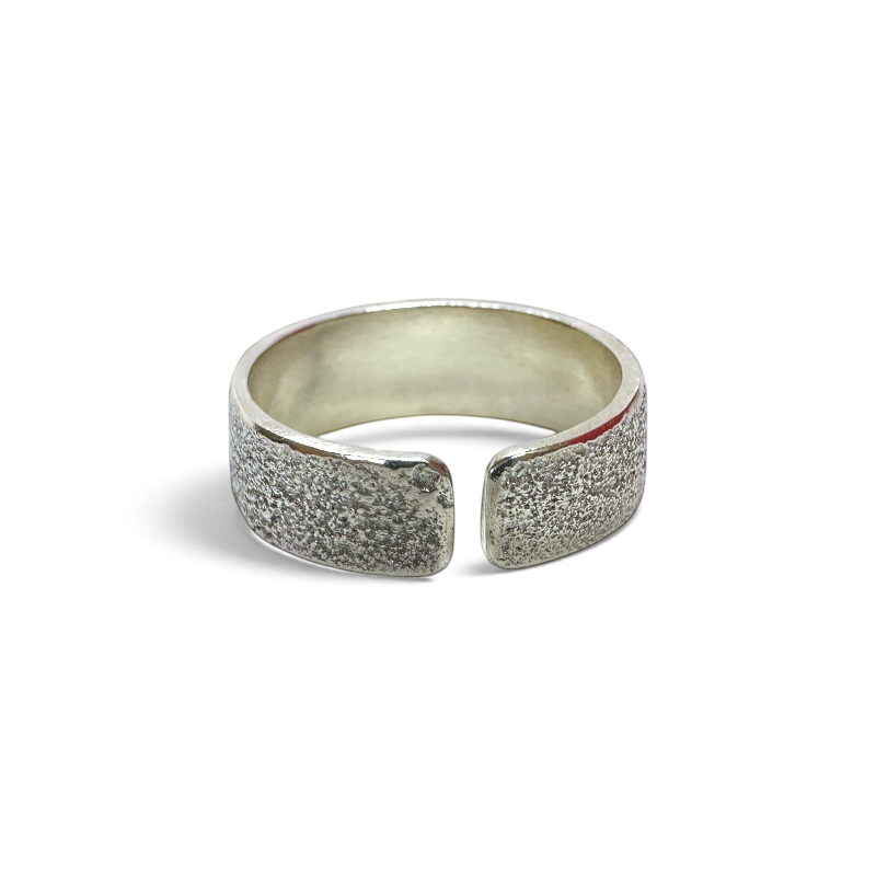 Anillo banda ajustable de 7 mm en plata con superficie texturizada y bordes lisos de Sophia Schneider Joyas