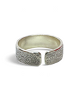 Anillo banda ajustable de 7 mm en plata con superficie texturizada y bordes lisos de Sophia Schneider Joyas