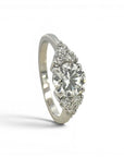 Anillo Solitario Diamante Lab 1,06 ct y trio brillantes Oro blanco 18K