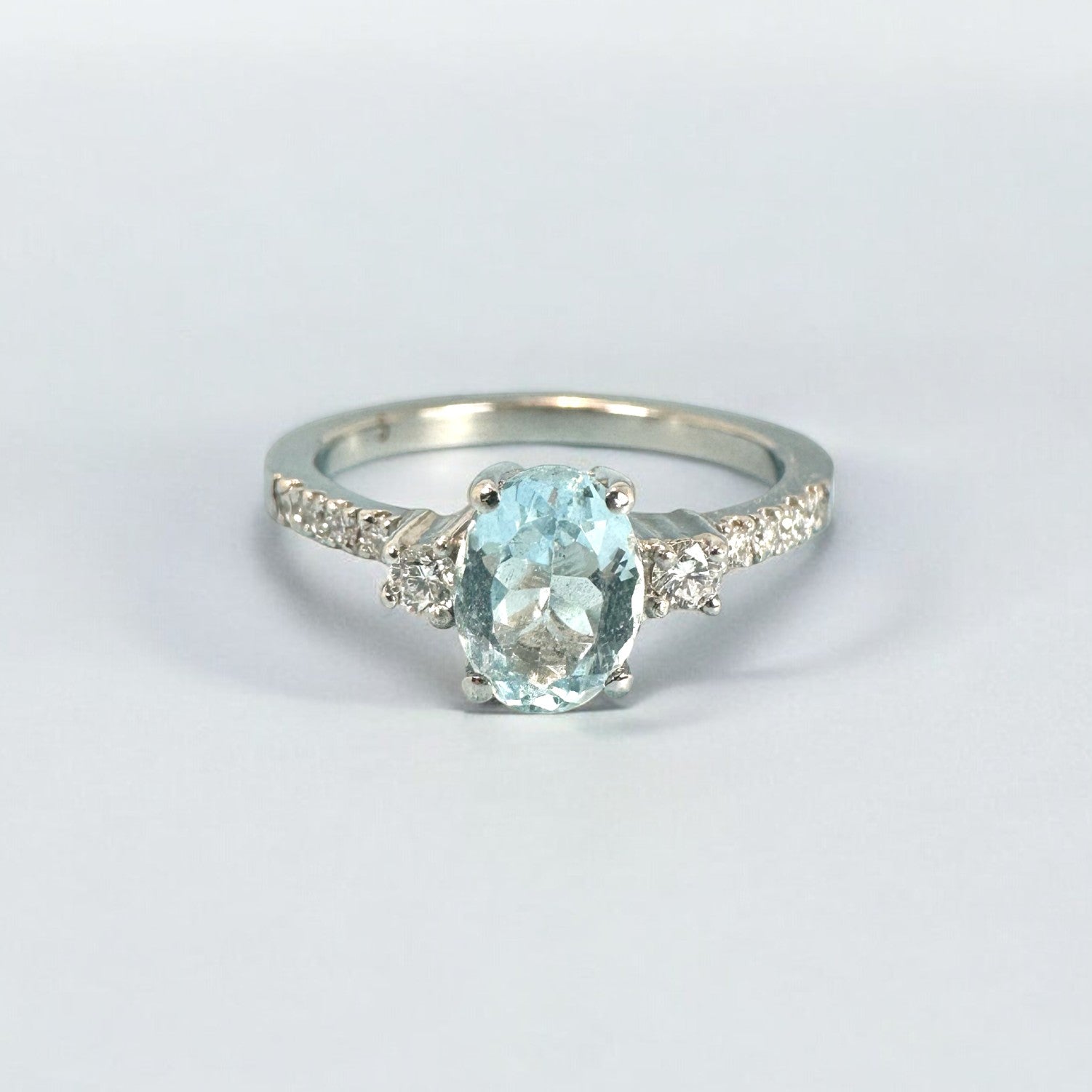A pedido - Anillo Solitario Aguamarina y Diamantes laterales