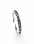 Anillo cintillo zafiros en oro blanco 18k
