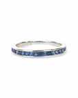 Anillo cintillo zafiros en oro blanco 18k