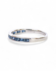 Anillo cintillo zafiros en oro blanco 18k