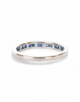 Anillo cintillo zafiros en oro blanco 18k