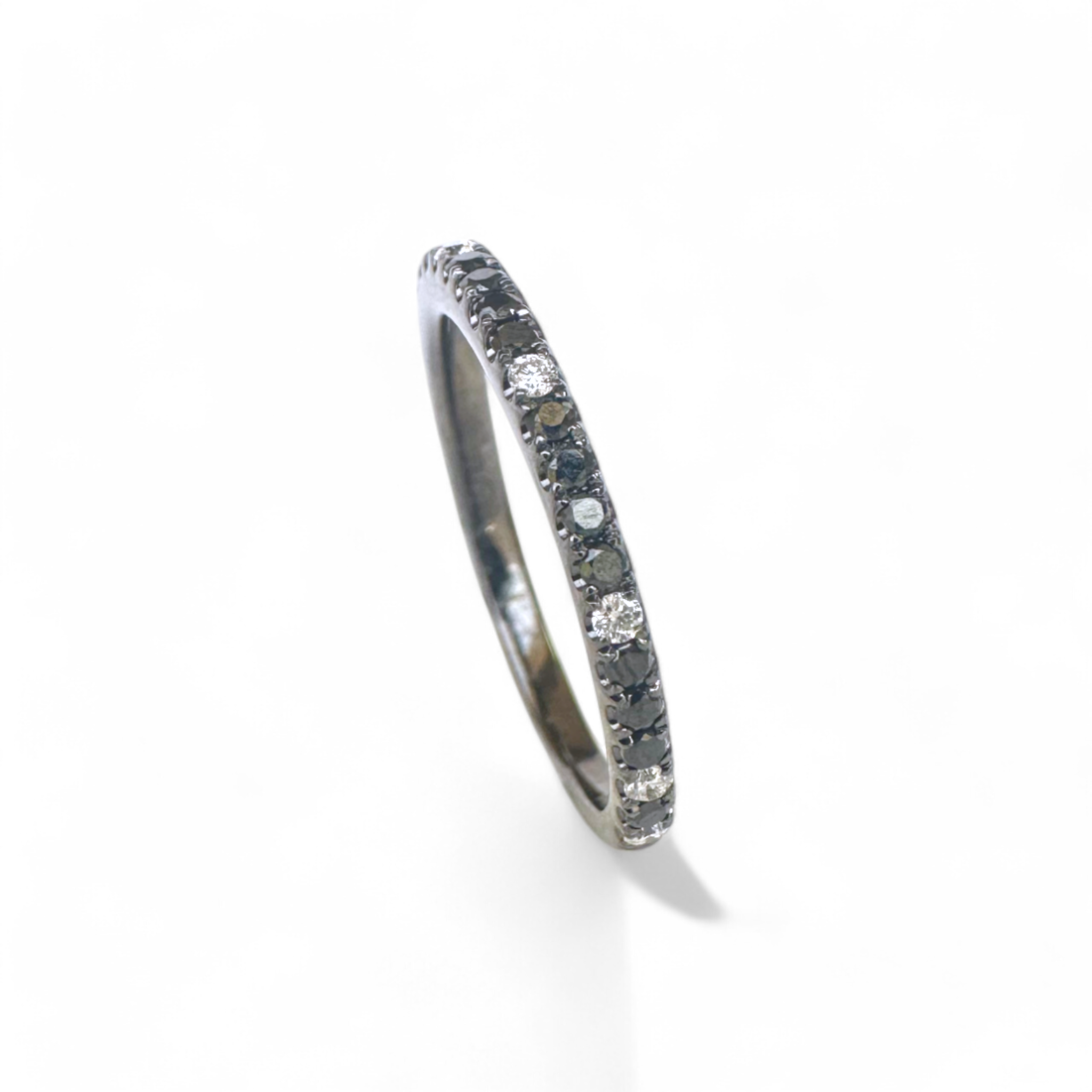 Anillo Cintillo Diamantes negros y Brillantes blancos