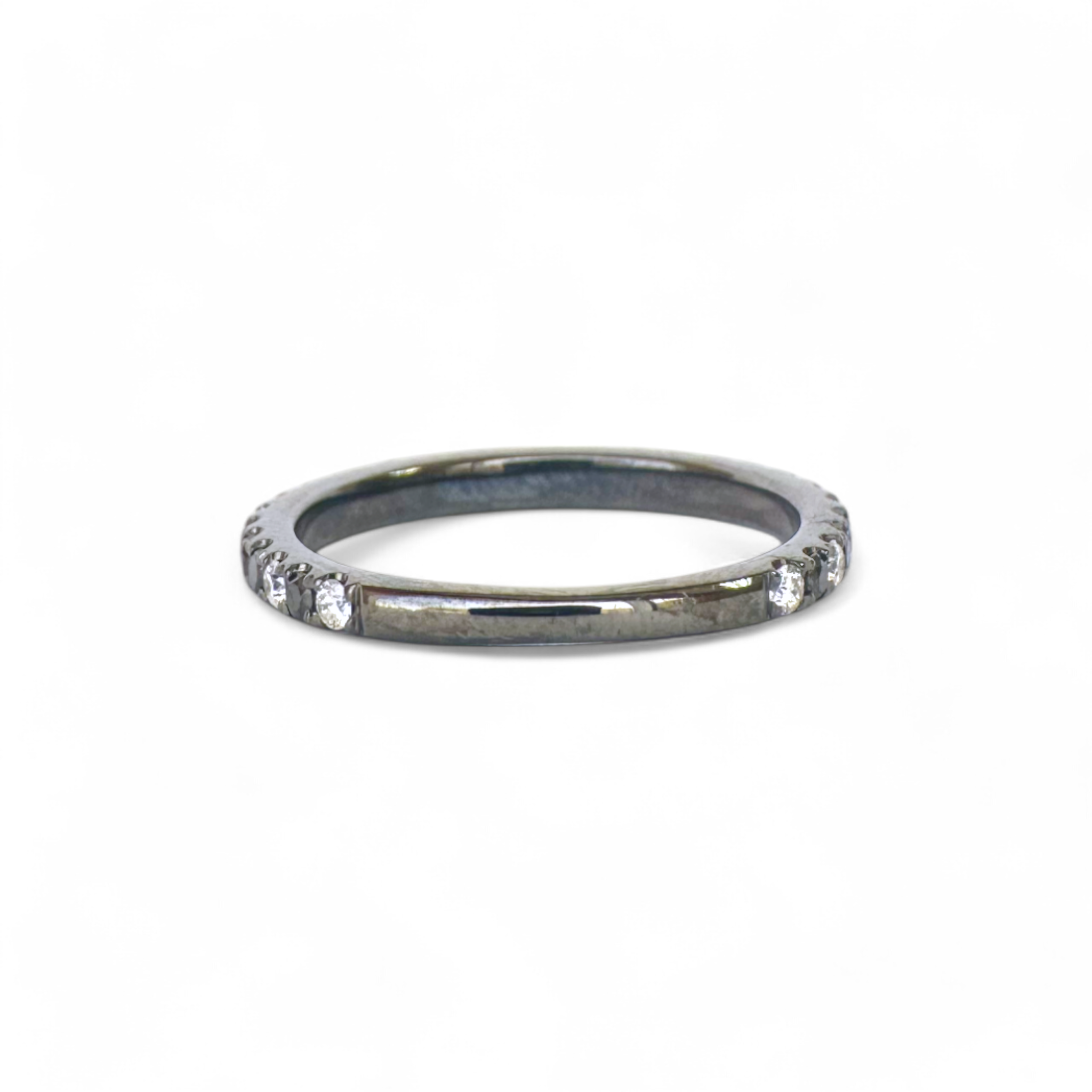 Anillo Cintillo Diamantes negros y Brillantes blancos