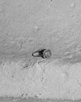 Anillo Sophia Schneider Joyas estilo Art Deco en oro blanco 18K con diamante central y halo de diamantes brillantes