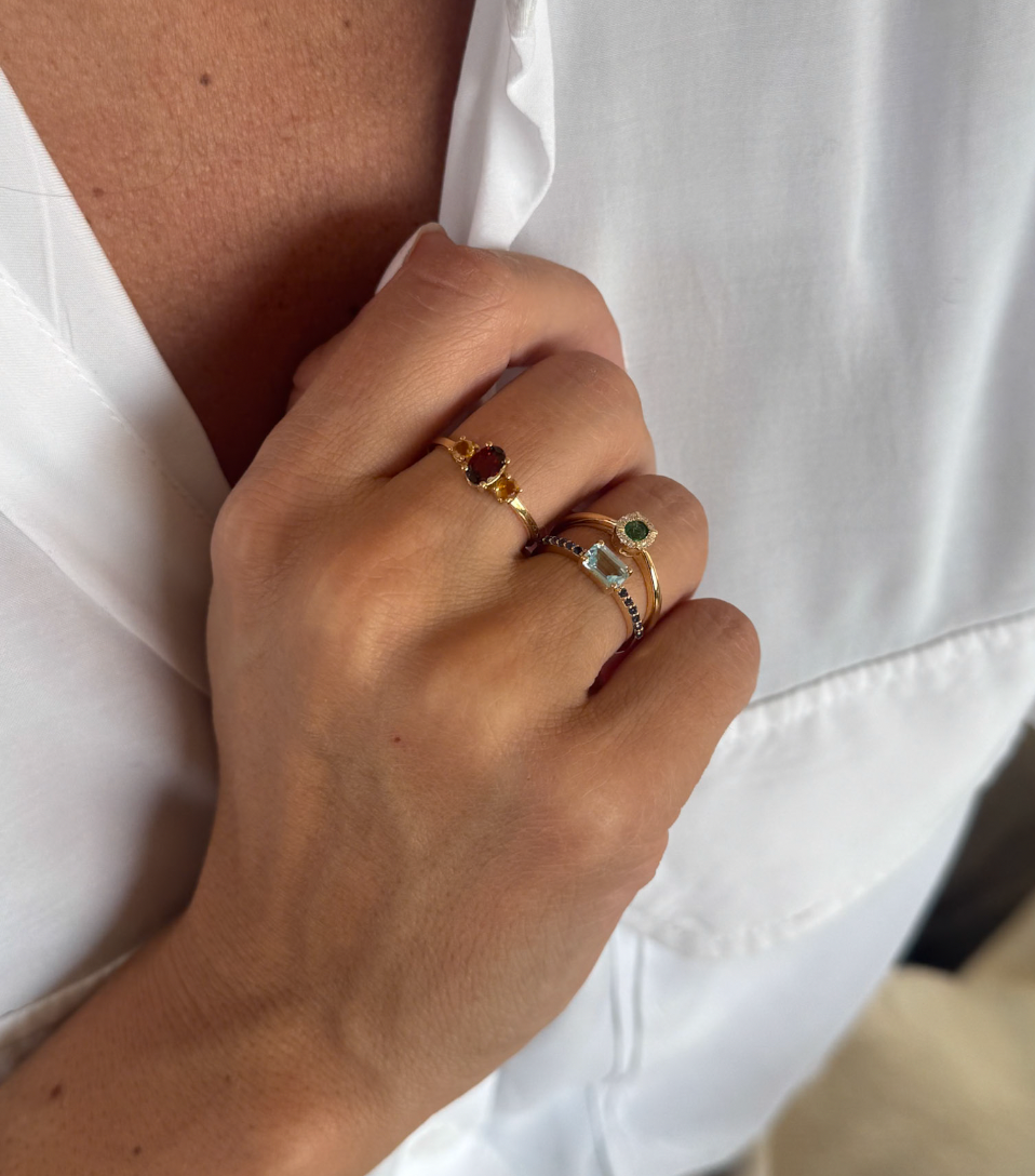 Anillo Solitario Esmeralda Oval halo brillantes oro 18K