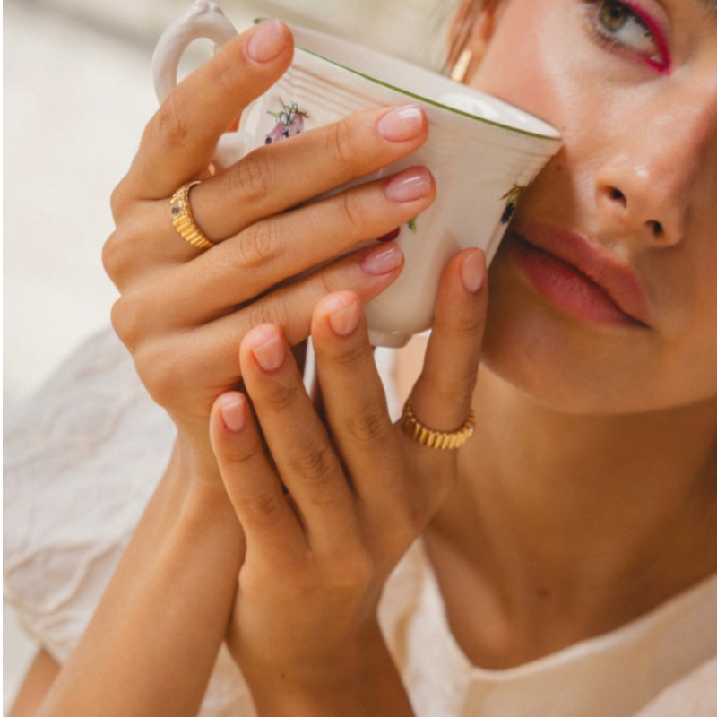 Anillo solitario Sophia Schneider Joyas de oro amarillo 18K con topacio y diseño gallonado en mano de mujer