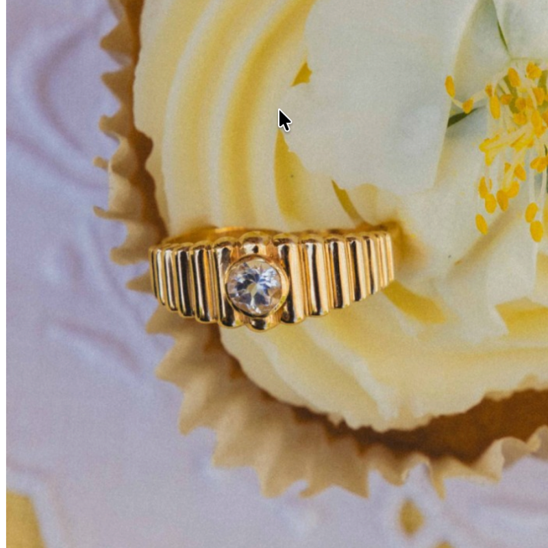 Anillo solitario Sophia Schneider Joyas de oro amarillo 18K con topacio de 6 mm y diseño gallonado