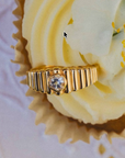 Anillo solitario Sophia Schneider Joyas de oro amarillo 18K con topacio de 6 mm y diseño gallonado