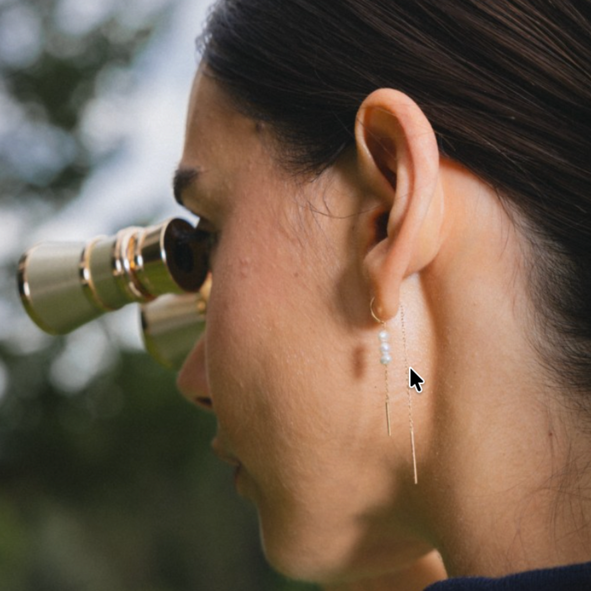 Aros colgantes Sophia Schneider Joyas de oro 18K con tres perlas naturales redondas en una modelo al aire libre