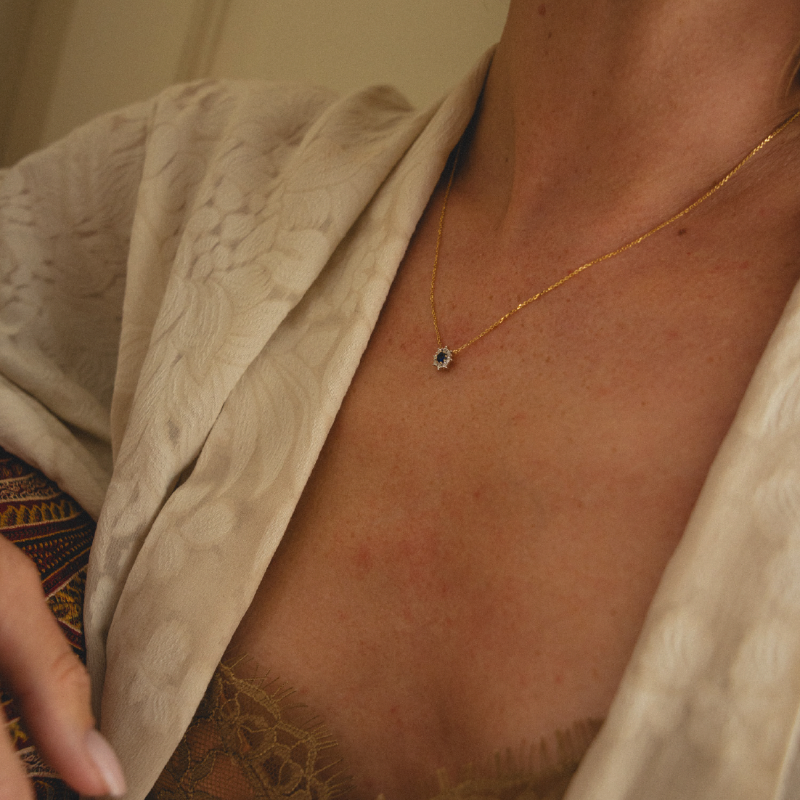 Collar Sophia Schneider Joyas de oro amarillo 18K con zafiro central y halo de diamantes en corte brillante