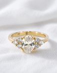 A pedido - Anillo Solitario Diamante Lab Oval y Trio de Brillantes