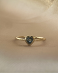 Anillo Solitario Zafiro Corazón en bisel oro 18K