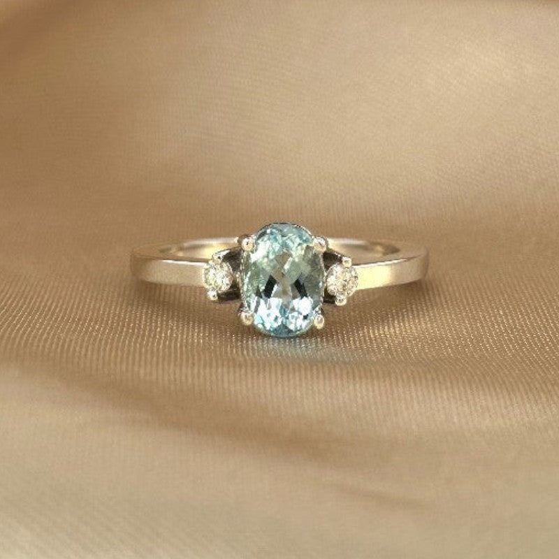 Anillo Solitario Aguamarina Oval y Brillantes Platino