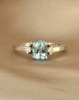 Anillo Solitario Aguamarina Oval y Brillantes Platino