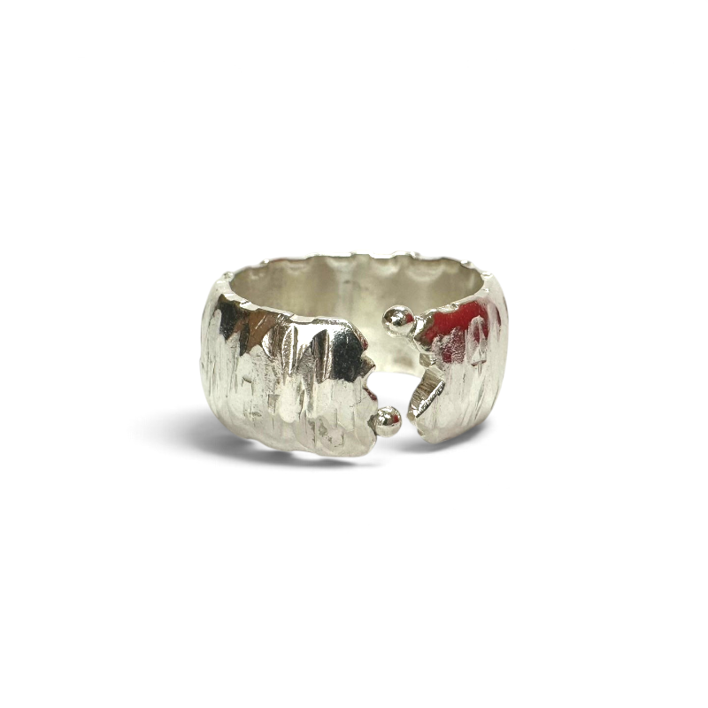 Anillo ajustable de plata Sophia Schneider Joyas con banda ancha de textura irregular y diseño abierto