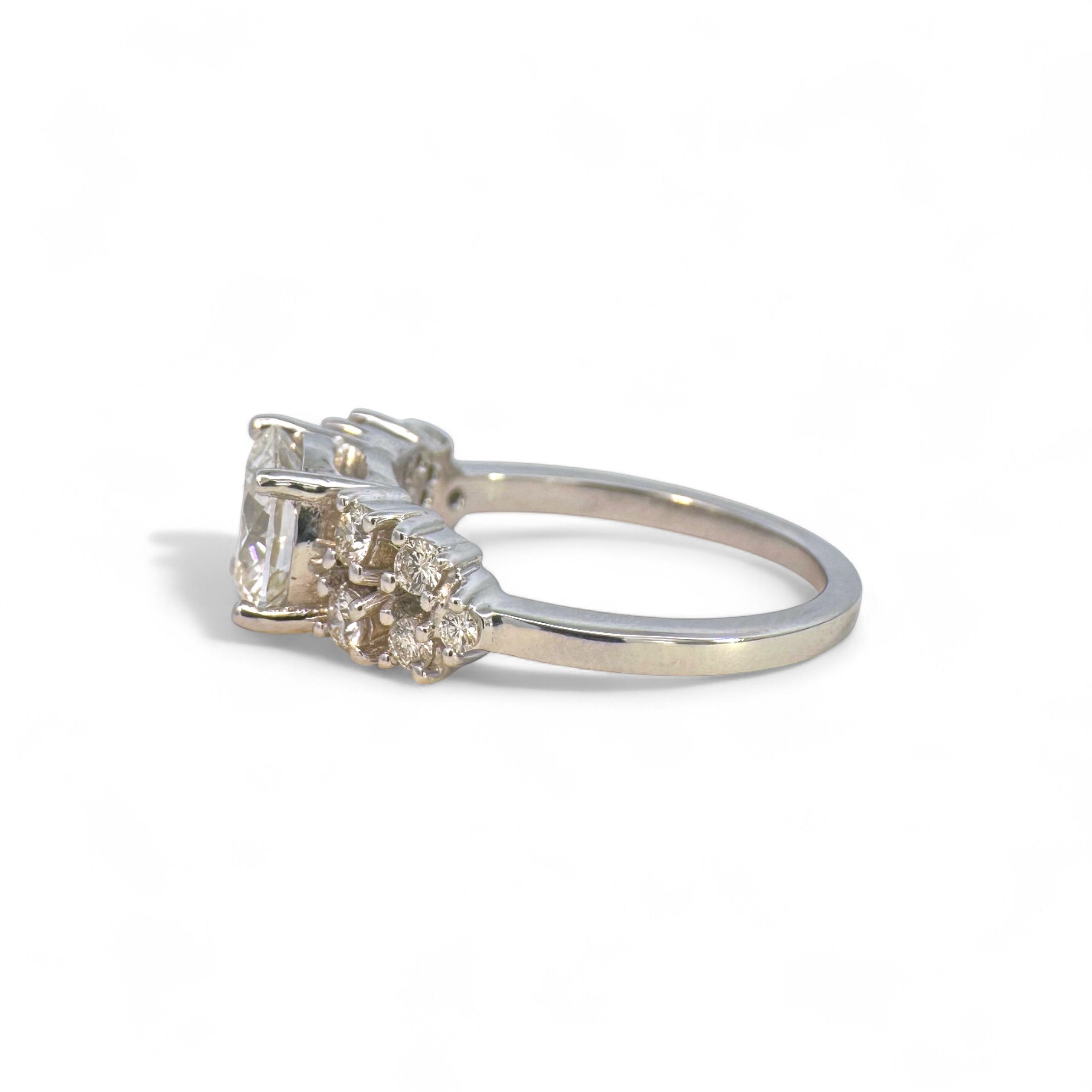 A pedido - Anillo Solitario Diamante Lab y brillantes platino
