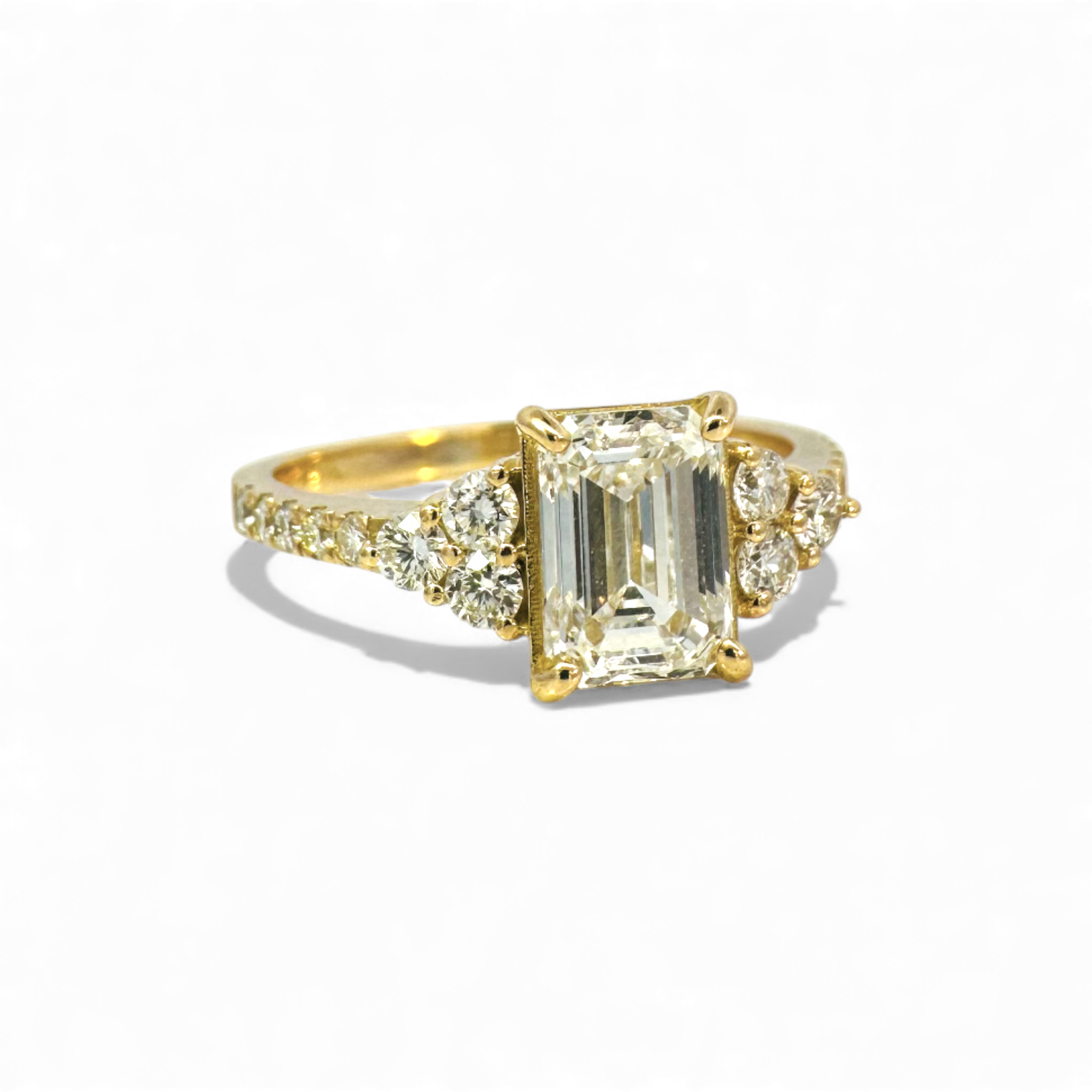 Anillo solitario diamante lab corte esmeralda 1,53 ct y brillantes oro 18k