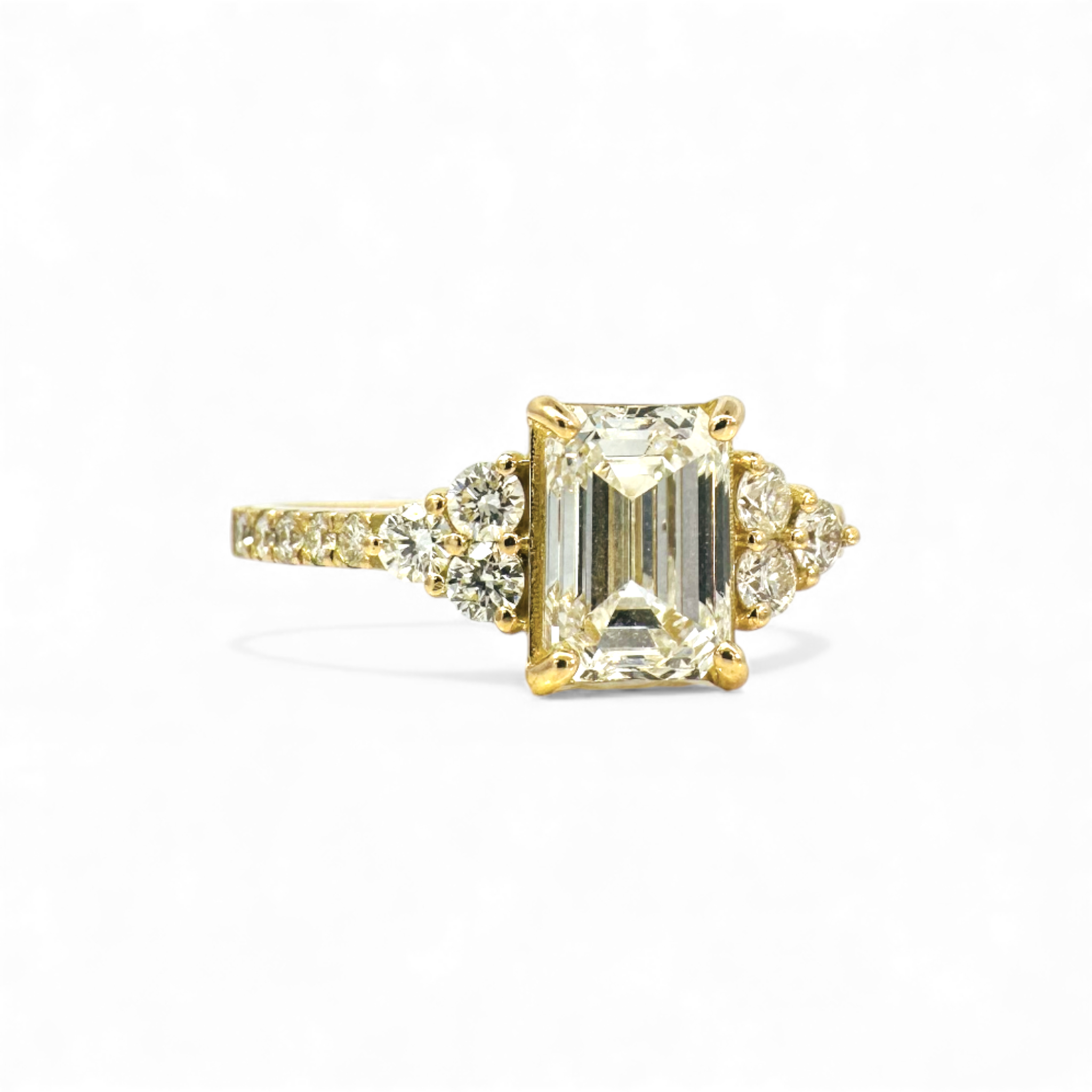 Anillo solitario diamante lab corte esmeralda 1,53 ct y brillantes oro 18k